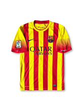 2013-14年FCバルセロナアウェイユニフォーム、カタルーニャ旗セニェーラデザイン、Qatar Airwaysスポンサー付きクラシックサッカーシャツ